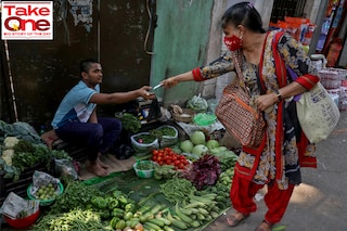 Indrani Majumder, a consumer, buys vegetables from a roadside vegetable vendor in Kolkata, India, March 22, 2022. Picture taken March 22, 2022 Image:&nbspRupak De Chowdhuri / REUTERS