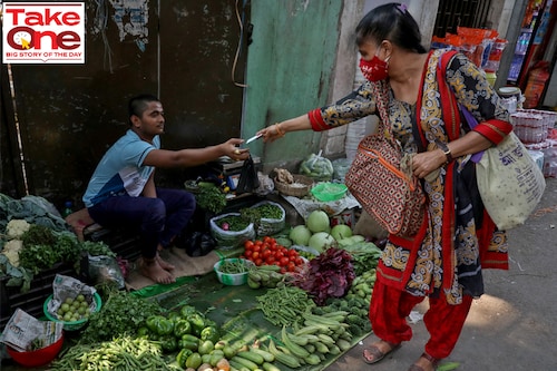 Indrani Majumder, a consumer, buys vegetables from a roadside vegetable vendor in Kolkata, India, March 22, 2022. Picture taken March 22, 2022 Image:&nbspRupak De Chowdhuri / REUTERS