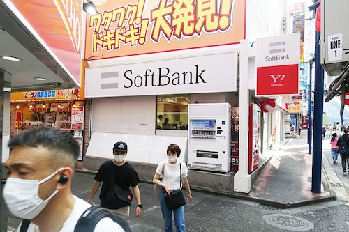 A SoftBank Corp. store in Yokohama, Japan, on Sunday, Aug. 7, 2022. SoftBank Group faces another tough quarterly earnings report, as global concerns over higher interest rates and economic recession batter the valuations of its investments.&nbspImage: Takaaki Iwabu / Getty Images