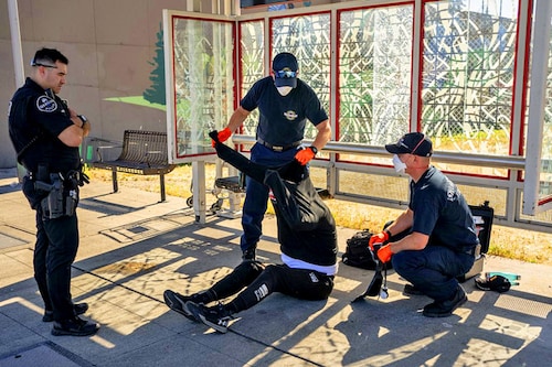 SHORELINE, WA - JULY 26: Ryan Horner and Owen Amos, firefighter EMTs with the Shoreline Fire Department, treat a homeless man showing symptoms of heat exhaustion on July 26, 2022 in Shoreline, Washington, United States. Image: David Ryder/Getty Images/AFP SHORELINE, WA - JULY 26: Ryan Horner and Owen Amos, firefighter EMTs with the Shoreline Fire Department, treat a homeless man showing symptoms of heat exhaustion on July 26, 2022 in Shoreline, Washington, United States. Image: David Ryder/Getty Images/AFP