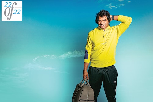If 2021 turned Neeraj Chopra into a national hero with his throw of 87.58 m at the Tokyo Games, this year, he’s only picked up from where he left off.
Image: Madhu Kapparath Styling: Yatan Ahluwalia Hair: Atul Sharma Makeup: Sakshi Verma Athleisure wear by Under Armour Sports leather bag by Three Sixty Casual watch by GUESS