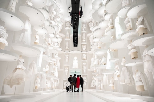 "Christian Dior: Designer of Dreams" features 350 haute couture dresses—including Japan-inspired gowns. Image: Photography Yuichi YAMAZAKI / AFP