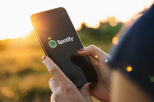 Amidst subscriber cancelations and artist dissatisfaction, Spotify’s shares have declined in value to about half of what they were a year ago, though the stock was already trending downward before the current controversy
Image: Shutterstock Amidst subscriber cancelations and artist dissatisfaction, Spotify’s shares have declined in value to about half of what they were a year ago, though the stock was already trending downward before the current controversy
Image: Shutterstock