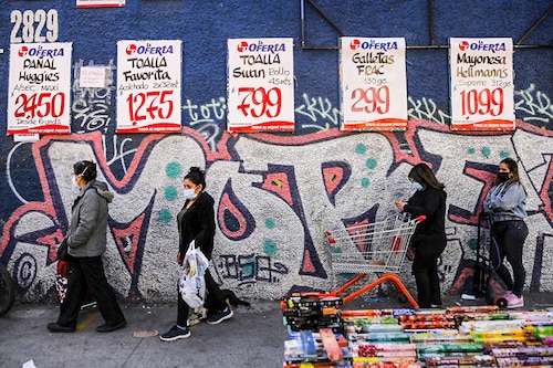 People queue outside a store at a commercial area of the Quinta normal commune in Santiago, on June 10, 2021. Chilean authorities imposed Thursday a new total lockdown in the Santiago metropolitan region due to an increase in coronavirus cases although a 57% of the target population is already vaccinated.
Image: Javier Torres /  AFP