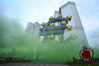 Activists of the "Koala Kollektiv" demonstrate in front of the Euro sculpture in downtown Frankfurt against greenwashing of nuclear energy and natural gas by the taxonomy of the EU.
Image: Arne Dedert/picture alliance via Getty Images
