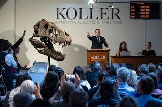 Koller auction house director Cyril Koller (C) gestures next to the skull of the "Trinity" during sale of the skeleton of the Tyrannosaurus-Rex (T-Rex) by Koller auction house in Zurich, on April 18, 2023. It was sold for 4,8 million Swiss francs ($5,333333 million). Image:&nbsp Fabrice Coffrini / AFP