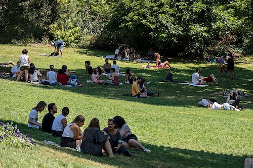 Such sustained heatwaves can put human bodies under extreme pressure, sometimes leading to dehydration, heatstroke and death. Image: Bertrand Guay / AFP