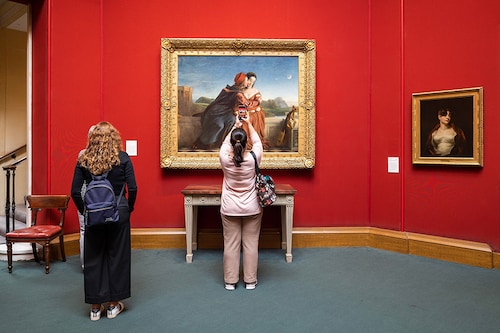 On average, the multi-day benefits of an art museum experience were equivalent to $905 per person per visit in economic value, the study states. Image: Shutterstock