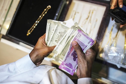 Many Indians exchanged old rupee notes for new ones with “strategic returns.â€
Image: Dhiraj Singh/Bloomberg via Getty Images Many Indians exchanged old rupee notes for new ones with “strategic returns.â€
Image: Dhiraj Singh/Bloomberg via Getty Images