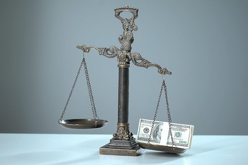 US"s attempt to counter domestic inflation by coming out of the zero rate era led to severe distortions in the global currency markets due to the dollar strengthening.
Image: Shutterstock
