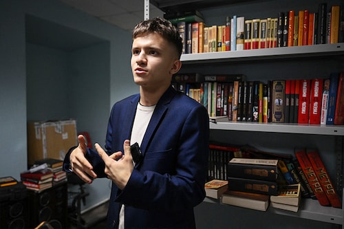 Dmitry Shestopalov, 18, talks to an AFP reporter while visiting the library named after English novelis George Orwell in Ivanovo, a city located some 250 km northeast of Moscow.
Image: Natalia Kolesnikova / AFPÂ©