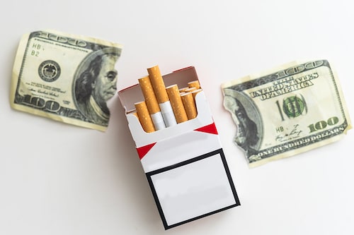 In England, the cost of smoking is becoming a decisive factor in quitting.
Image:  Krakenimages.com / ShutterstockÂ©