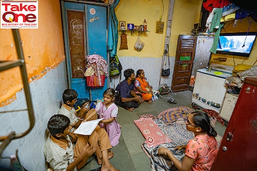 Karuna Patil spends the evening with her family friends in Sanjay Gandhi Nagar, Dharavi, on January 8, 2023. Image: Mexy Xavier