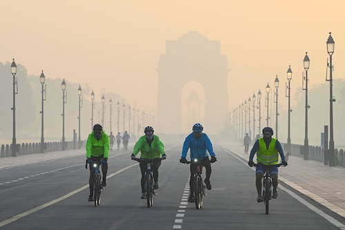 (File) A group of cyclists seen during a cold and hazy morning at Kartavya Path in New Delhi, India. Image: Arvind Yadav/Hindustan Times via Getty Images