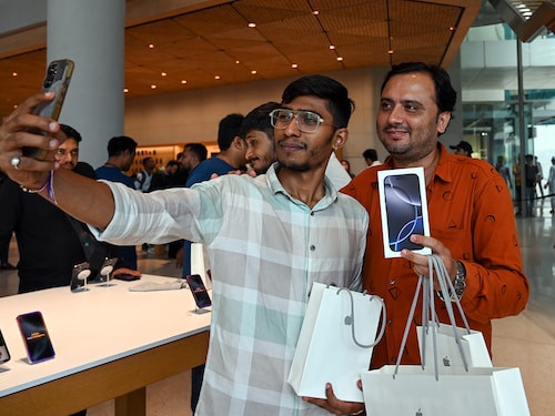 People take the selfie with the new IPhone 16 at the Apple store in Bandra-Kurla Complex during the first day of sale of the iPhone 16 smartphone on September 20, 2024 in Mumbai, India.
Image: Raju Shinde/Hindustan Times via Getty Images People take the selfie with the new IPhone 16 at the Apple store in Bandra-Kurla Complex during the first day of sale of the iPhone 16 smartphone on September 20, 2024 in Mumbai, India.
Image: Raju Shinde/Hindustan Times via Getty Images