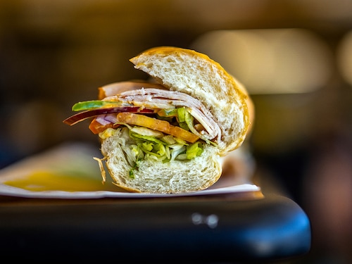 A sandwich has the advantage of being easy to eat: it can be eaten on the go, with one hand, without a plate or cutlery. Image: Lionel Bonaventure / AFPÂ©