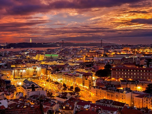 Heavy air traffic goes hand in hand with growing tourism in Lisbon and Portugal in general. Image: Shutterstock Heavy air traffic goes hand in hand with growing tourism in Lisbon and Portugal in general. Image: Shutterstock