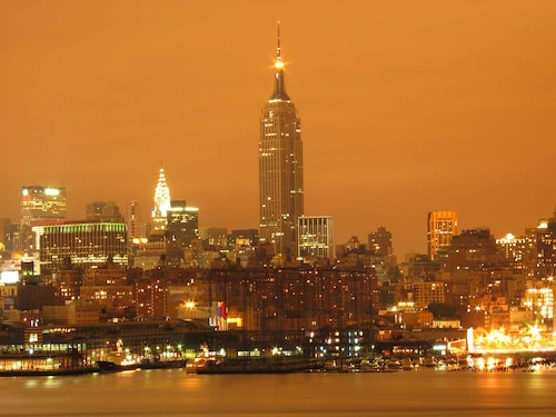 Empire State Building at night.
Picture taken in October 2004 by Charliebrown7034.