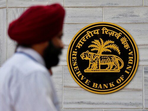 People walk past the Reserve Bank of India (RBI) head office in Mumbai, India, November 9, 2016. REUTERS/Danish Siddiqui - RTX2SPC4