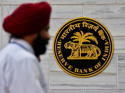 People walk past the Reserve Bank of India head office in Mumbai (Image: Reuters /Danish Siddiqui)