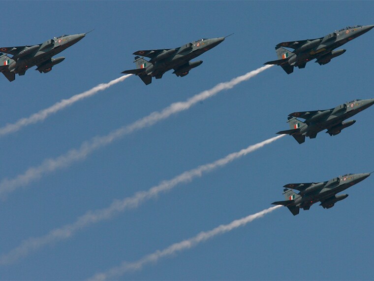 Indian air force Jaguar aircraft fly during the inauguration ceremony of the "Aero India 2009" at Yelahanka air force station on the outskirts of the southern Indian city of Bangalore February 11, 2009. The 7th Aero India, organised by the ministry of defence, showcases the latest in the field of military and civil aircrafts. The show runs from February 11 to 15.  REUTERS/Vijay Mathur (INDIA) - RTXBHEP
