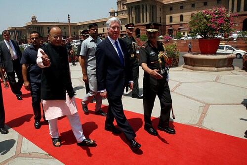 Britain's Defence Secretary Michael Fallon (C) walks with India's Defence Minister Arun Jaitley (L) before his ceremonial reception in New Delhi, India April 13, 2017. REUTERS/Adnan Abidi - RC19FE9872F0