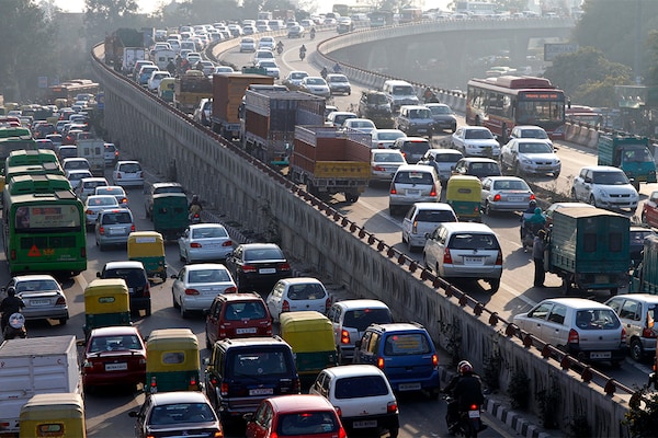 Traffic moves along a busy road in New Delhi January 11, 2011. Auto sales in India grew a record 31 percent in 2010, driven by a burgeoning middle class in Asia's third-largest economy, but tougher comparisons, a likely hike in interest rates, and rising fuel and vehicles costs are expected to slow sales growth this year. REUTERS/B Mathur (INDIA - Tags: TRANSPORT BUSINESS) - GM1E71B1JH001
