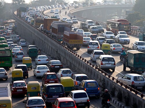 Traffic moves along a busy road in New Delhi January 11, 2011. Auto sales in India grew a record 31 percent in 2010, driven by a burgeoning middle class in Asia's third-largest economy, but tougher comparisons, a likely hike in interest rates, and rising fuel and vehicles costs are expected to slow sales growth this year. REUTERS/B Mathur (INDIA - Tags: TRANSPORT BUSINESS) - GM1E71B1JH001
