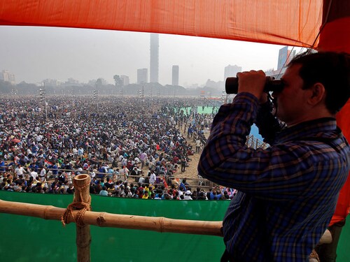 A police officer looks through a pair of binoculars during the "United India" rally attended by the leaders of India's main opposition parties ahead of the general election, in Kolkata, India, January 19, 2019. REUTERS/Rupak De Chowdhuri - RC1A22AD8FA0