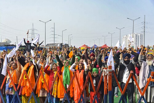 Farmers raise slogans during the ongoing protest against the new farm laws at Ghazipur (Delhi-UP border) on January 20, 2021 in Ghaziabad, India; Image: Sakib Ali/Hindustan Times via Getty Images