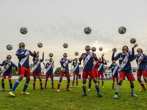 Indian girls players of the Youth Football Club (YFC) practice at Rurka Kalan village, some 40 km from Jalandhar on June 9, 2018. (Photo by SHAMMI MEHRA / AFP)