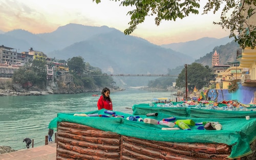 deathbed-climate-art-installation-united-nations-sustainable-development-goal-13-climate-action-sustainably-single-use-plastic-ganga-pollution-rishikesh-aakash-ranison-4