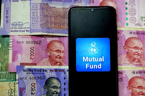 INDIA - 2019/12/08: In this photo illustration a Mutual fund logo seen displayed on a smartphone with the Indian Currency Note One Hundred and Two thousand on the background. (Photo Illustration by Avishek Das/SOPA Images/LightRocket via Getty Images)