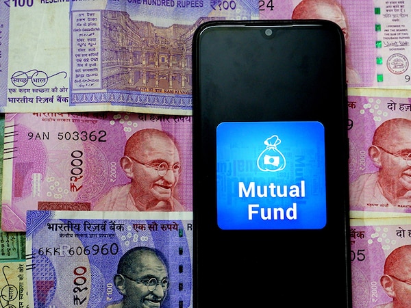 INDIA - 2019/12/08: In this photo illustration a Mutual fund logo seen displayed on a smartphone with the Indian Currency Note One Hundred and Two thousand on the background. (Photo Illustration by Avishek Das/SOPA Images/LightRocket via Getty Images)