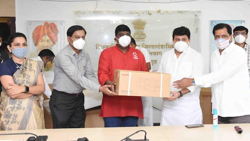 A corporate partner and non-profit supported government Health Facilities in Raigad, Maharashtra with Mobile Ventilators in April 2021. Standing from Left to Right: Nidhi Chaudhari, District Collector, Alibag & Raigad, Suhas Mane, Civil Surgeon, District Hospital (Alibag), Tushar Inamdar, General Manager, Swades Foundation, Hon'ble Cabinet Minister Uday Samant, Mahinder Dalvi, MLA