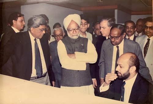 Luis Miranda with Manmohan Singh, Dr Rangarajan and Deepak Parekh at the opening of HDFC Bank.