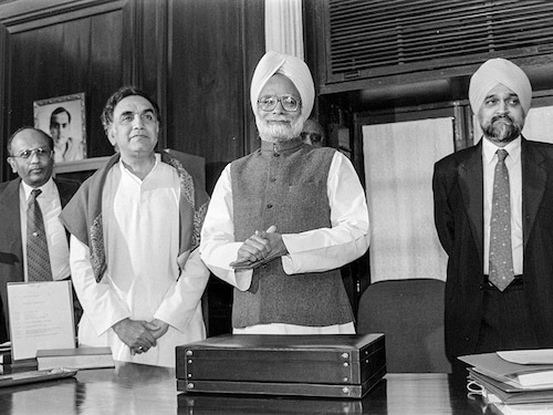 Finance Minister Manmohan Singh with his top officials before budget presentation on March 15, 1995. Planning Commission Deputy Chairman Montek Singh Ahluwalia is also seen. (Photo by Sondeep Shankar/Getty Images)
