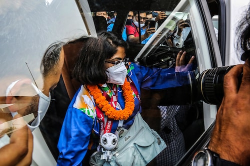 Bhavina Patel, an athlete who won silver medal in Table Tennis at the Tokyo 2020 Paralympic Games, arrives at Indira Gandhi International Airport, on September 5, 2021 in New Delhi, India. Image: Sanchit Khanna/Hindustan Times via Getty Images