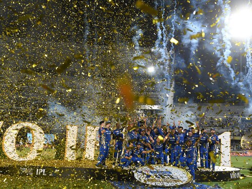 Mumbai Indians team players celebrate with the trophy after their victory against Chennai Super Kings in the 2019 Indian Premier League (IPL) Twenty20 final cricket match at the Rajiv Gandhi International Cricket Stadium in Hyderabad on May 13, 2019. (Photo by NOAH SEELAM / AFP) / ----IMAGE RESTRICTED TO EDITORIAL USE - STRICTLY NO COMMERCIAL USE-----