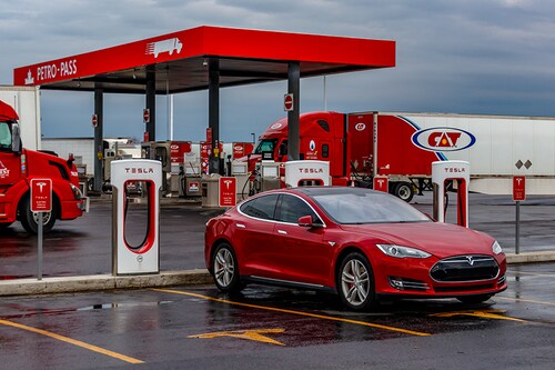 Recently, the Centre said it is planning to install up to 70,000 EV chargers across the country in the next few years. The work is already underway at various petrol pumps across India. Image: Shutterstock