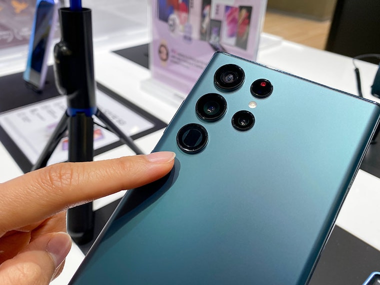 PENANG, MALAYSIA - FEB 26, 2022: Hand pointing the latest Samsung Galaxy S22 Ultra 5G green color brand new camera lens