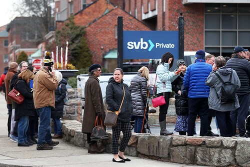 Wellesley, MA - March 13: Bank customers line up outside Silicon Valley Bank following its collapse. Image: David L. Ryan/The Boston Globe via Getty Images