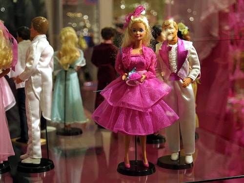 Barbie-Puppe (Modelle "Pink"), Jubiläum 50 Jahre "Barbie-Puppe", "Barbie"-Puppen-Ausstellung, Kaufhaus Karstadt, Bremen, Deutschland, Europa, Mode, Spielzeug, Zeitzeuge, Schaukasten, CD; (Photo by Peter Bischoff/Getty Images)