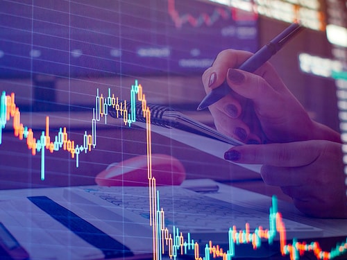 Analyzing investment statistics and indicators on dashboard for trading