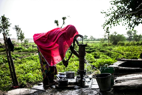 In spite of possessing surface water resources, India is highly dependent on groundwater for day to day survival. Image: Robert Nickelsberg/Getty Images