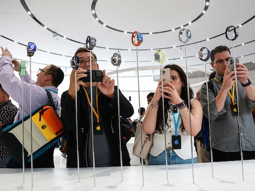 Attendees look at a display of new Apple Watches during an Apple special event at Apple headquarters on September 9, 2025 in Cupertino, California. Apple unveiled a new generation of iPhones, updated Apple Watches, and AirPods during a special event at its headquarters.
Image: Justin Sullivan/Getty Images
Attendees look at a display of new Apple Watches during an Apple special event at Apple headquarters on September 9, 2025 in Cupertino, California. Apple unveiled a new generation of iPhones, updated Apple Watches, and AirPods during a special event at its headquarters.
Image: Justin Sullivan/Getty Images