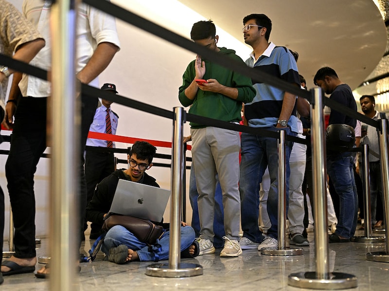 Customers queue to buy the newly launched iPhone 17 models at Apple Hebbal, in Bengaluru on September 19, 2025. Image: Idrees Mohammed / AFP