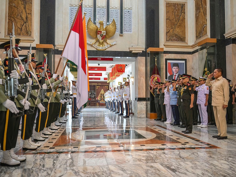 ndia and Indonesia's defense deals include a significant, recently finalized export deal for BrahMos missiles and broader cooperation in areas like maritime security, military exchanges, and joint exercises. The two nations have a long-standing defense relationship, formalized through agreements and MoUs, and are working to deepen partnerships through military collaboration and defense industry ties.