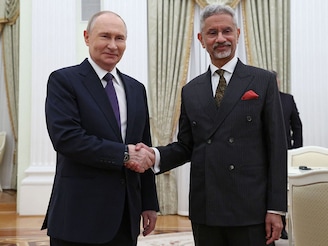 Russian President Vladimir Putin shakes hands with Indian Foreign Minister Subrahmanyam Jaishankar during a meeting at the Kremlin in Moscow on November 18, 2025.
Image: Ramil Sitdikov / POOL / AFP