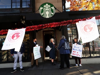 On November 13, 2025, Starbucks Workers United, representing the interests of thousands of baristas, went on an indefinite strike across the United States.
Image: Kevin Dietsch/Getty Images